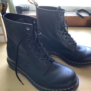 1460 WOMEN'S SMOOTH LEATHER LACE UP BOOTS | Dr. Martens |Great condition Size 10